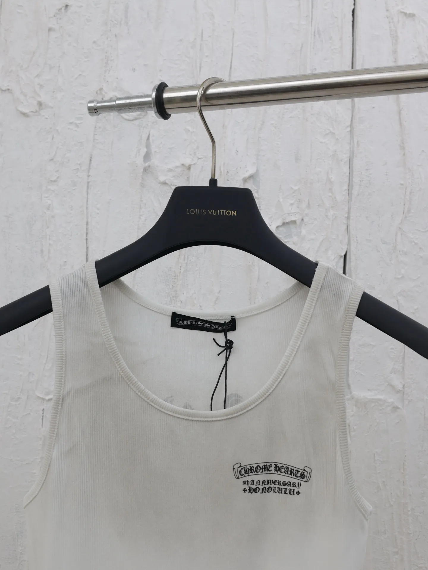 🅿️230 Come Hearts*/Cro Hearts 25 new cross Sanskrit printed knitted vest. Made of high-gramme weight imported yarn and high-elastic thread fabric. The body is designed with line splicing. The elasticity is particularly slimming and has a particularly slimming effect. Minimalist appearance. The texture is online. It is relaxed and comfortable. Wear it alone or layered to have different styles. A must-have for every hand. Size: S/M/L